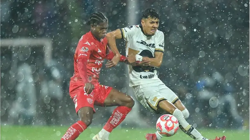 Necaxa, con cierre polémico, rescata empate ante Pumas