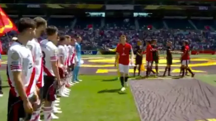 Polémico gesto en el Mundial de Clubes: El capitán de Urawa ignora a los jugadores de River