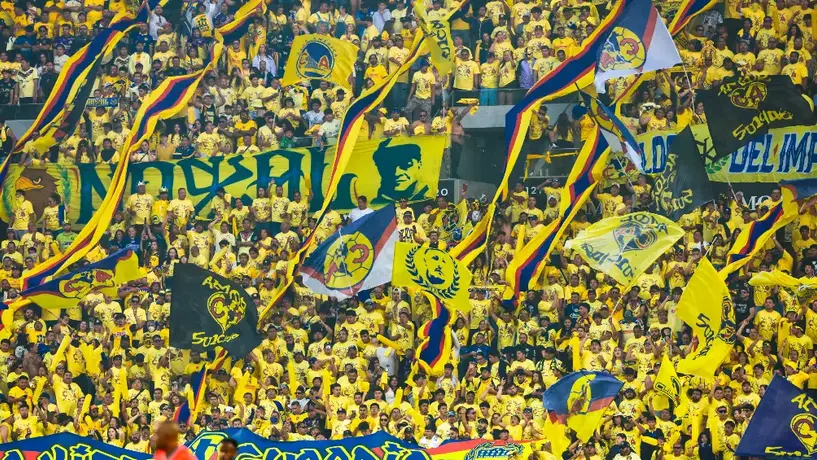 Miguel Layún desata locura y firma autógrafo en bebé en el LAFC vs América