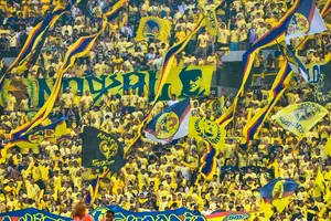 Miguel Layún desata locura y firma autógrafo en bebé en el LAFC vs América