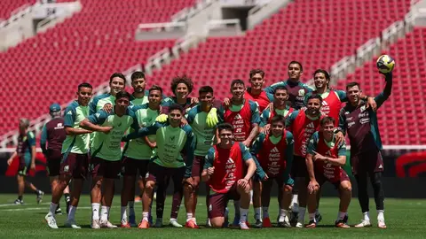 Afición lleva serenata a Selección Mexicana previo a partido contra Suiza