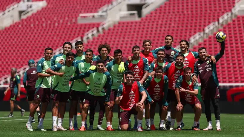 Afición lleva serenata a Selección Mexicana previo a partido contra Suiza
