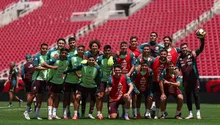 Afición lleva serenata a Selección Mexicana previo a partido contra Suiza