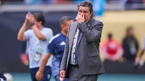 Luis Fernando Tena entona Himno Nacional de Guatemala previo a duelo con Canadá