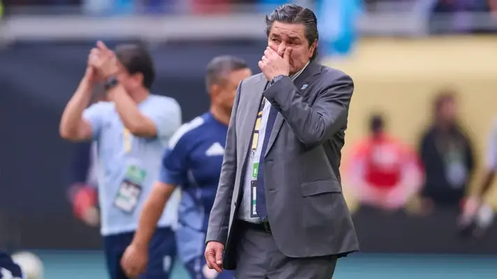 Luis Fernando Tena entona Himno Nacional de Guatemala previo a duelo con Canadá