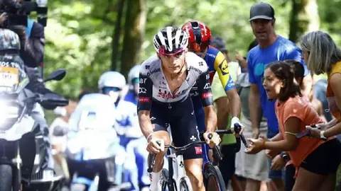 Isaac del Toro sufre aparatosa caída en el inicio de la Vuelta a Burgos 2025