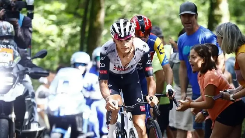 Isaac del Toro sufre aparatosa caída en el inicio de la Vuelta a Burgos 2025