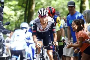 Isaac del Toro sufre aparatosa caída en el inicio de la Vuelta a Burgos 2025