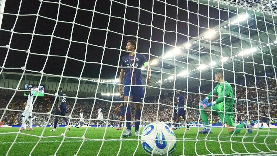 PSG ya extraña a Donnarumma; insólito error del portero Chevalier en la Supercopa de Europa