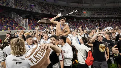 ¡Hasta las lágrimas! Aficionados de Platense se conmueven en medio de los festejos del campeonato de liga