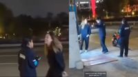 VIDEO: Lady Racista ahora ataca a guardia de seguridad: “Pinc%& gata de mier...”