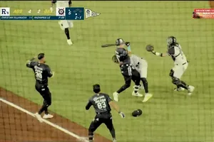 ¡Se armó la campal! Pelotero de Rieleros trató de golpear con el bate a pitcher de Guerreros
