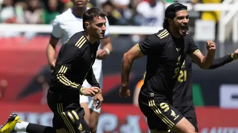 Santiago Giménez tras partido ante Suiza: "Lo que importa es ganar, no quien haga los goles"