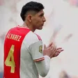 Edson Álvarez dentro del club de los 100 en Ajax