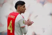 Edson Álvarez dentro del club de los 100 en Ajax