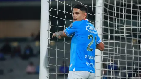 ¿Se marcha de Cruz Azul? Peñarol busca a Gabriel 'Toro' Fernández, señaló representante