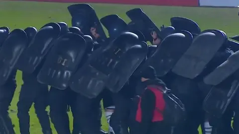 Partido entre Colón y Mitre de Argentina fue suspendido por violencia en las gradas