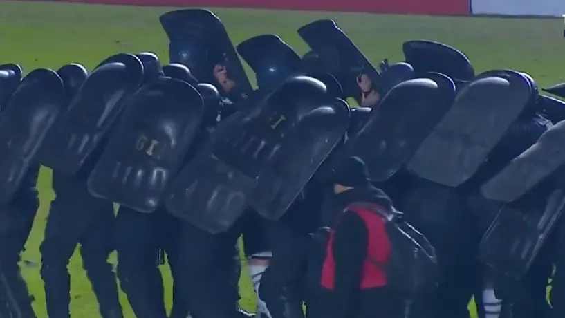Partido entre Colón y Mitre de Argentina fue suspendido por violencia en las gradas