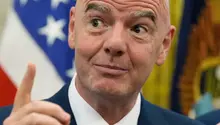 Infantino se deshace en elogios a Boca Juniors y posa con bandera que se burla de River Plate