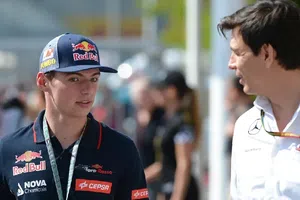 ¿Encuentro clandestino? Max Verstappen y Toto Wolff coinciden en Cerdeña