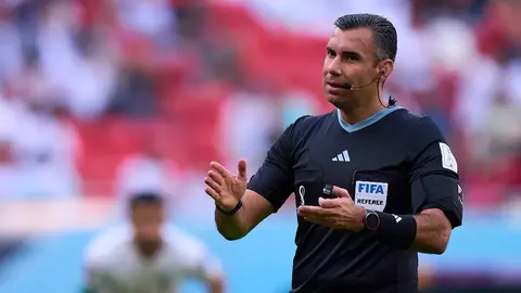 Mario Escobar Toca, árbitro guatemalteco, encargado de impartir justicia en la Final de Copa Oro