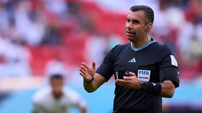 Mario Escobar Toca, árbitro guatemalteco, encargado de impartir justicia en la Final de Copa Oro