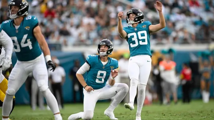 Cam Little anotó un gol de campo de 70 yardas en pretemporada ante los Steelers