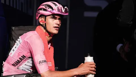 Isaac del Toro 'se aferra' al lideraro del Giro de Italia tras exigente Etapa 16