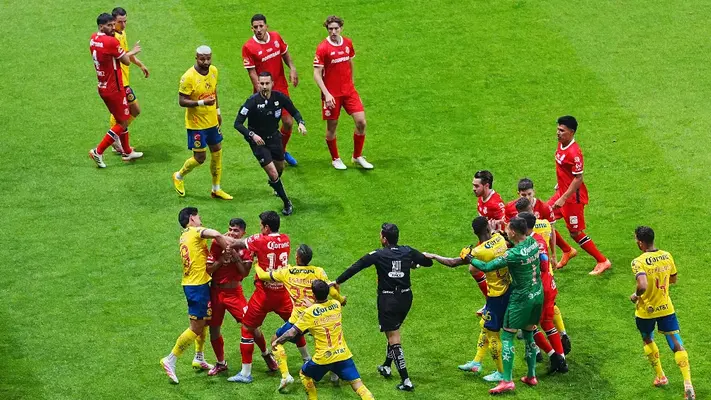 Toluca y América desatan conato de bronca en tensa Final en el Nemesio Díez