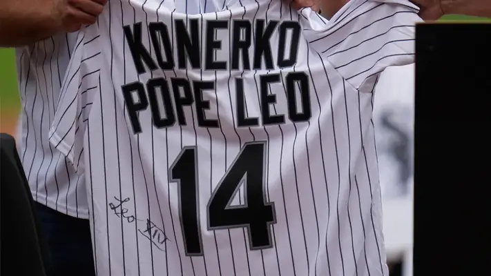 De un 14 a otro, Konerko de Medias Blancas recibe regalo del papa León XIV para rememorar título