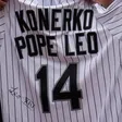 De un 14 a otro, Konerko de Medias Blancas recibe regalo del papa León XIV para rememorar título
