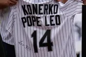 De un 14 a otro, Konerko de Medias Blancas recibe regalo del papa León XIV para rememorar título