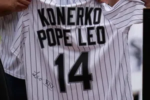 De un 14 a otro, Konerko de Medias Blancas recibe regalo del papa León XIV para rememorar título