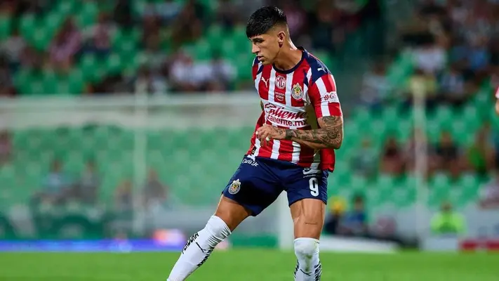 Álvaro Morales pide criticar a Alan Pulido tras el penal fallado: "No canta mal las rancheras"