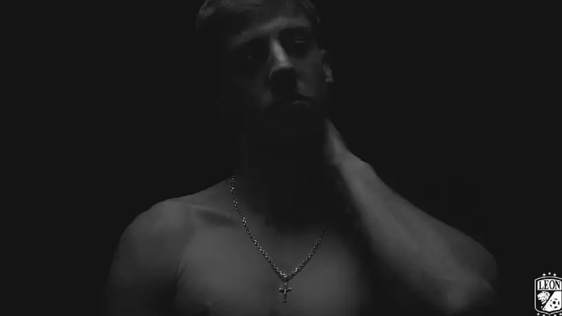 ¡Elegante refuerzo! León presentó a Valentín Gauthier con un 'comercial de perfume'