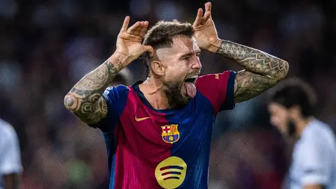 Íñigo Martínez se despide de su peluquero en el Barcelona con corte especial