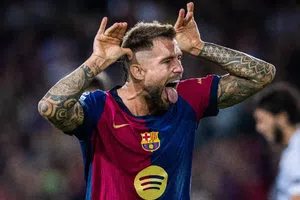 Íñigo Martínez se despide de su peluquero en el Barcelona con corte especial