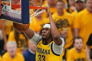 Bombazo en la NBA: Myles Turner deja a Haliburton y ficha por los Bucks