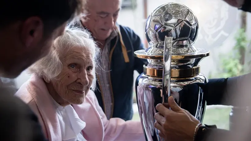 Emotivo gesto: Platense lleva la copa a su fanática de 98 años que se enteró del título por el diario