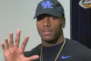 El curioso caso de JJ Weaver: El linebacker de la NFL con seis dedos en una mano