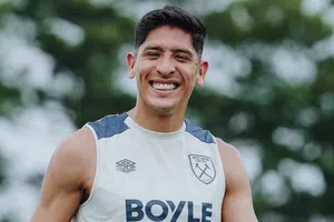 Edson Álvarez entrena con West Ham en medio de rumores sobre posible salida