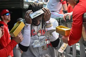 Elly De La Cruz conecta jonrón para los Rojos tras enterarse de la muerte de su hermana