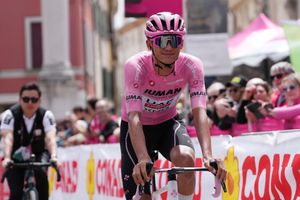 Isaac del Toro cumple una semana con la Maglia Rosa en el Giro de Italia
