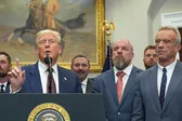 ¿Cómo llegó ahí? Triple H hace acto de presencia en discurso de Donald Trump