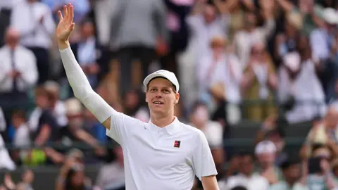 ¡El Número 1 responde! Jannik Sinner vence a Ben Shelton y Avanza a Semifinales de Wimbledon