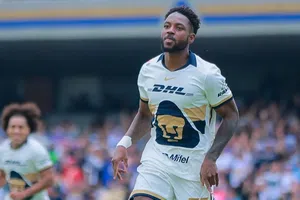 ¡Impacto inmediato! Álvaro Angulo marca gol en su debut con Pumas