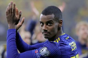 Al-Hilal busca seducir a Isak y le ofrece un sueldo de 700 mil euros semanales