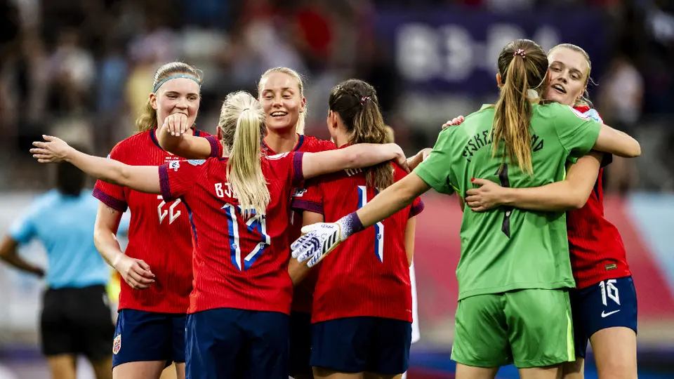 Noruega venció a Finlandia para colocarse como líder del Grupo A en la Euro Femenina