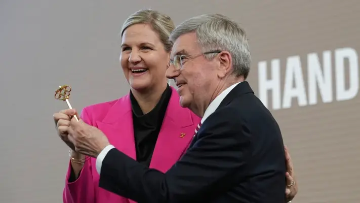 La campeona olímpica Kirsty Coventry asume como presidenta del COI por ocho años