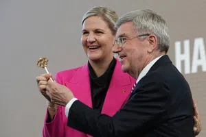 La campeona olímpica Kirsty Coventry asume como presidenta del COI por ocho años